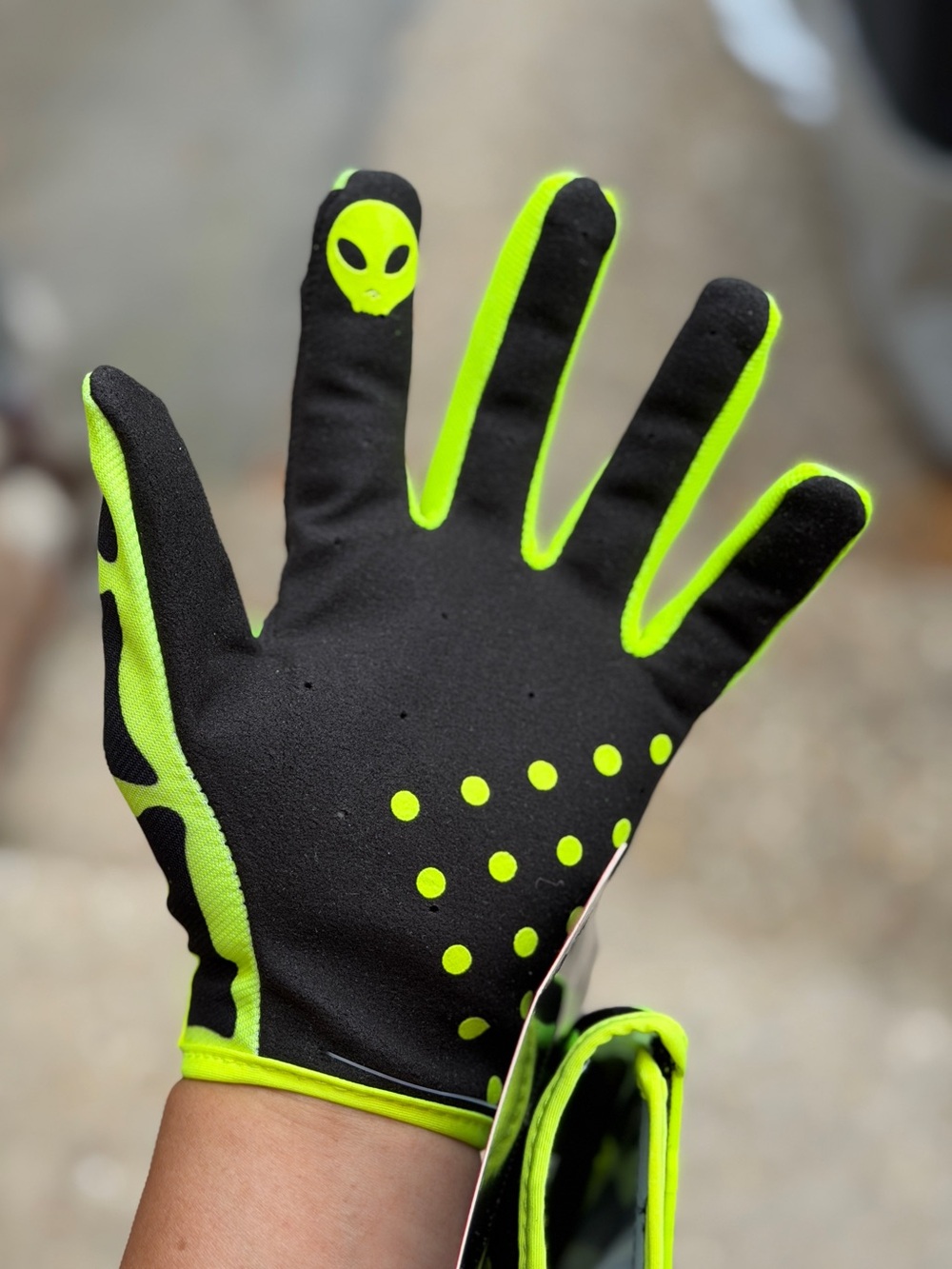 Gloves - Picture 4 of 9